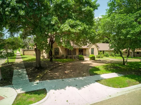 2935 Bridal Wreath Ln, Dallas, TX 75233