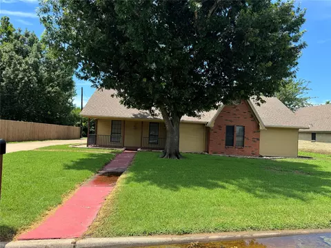 804 Crestline Dr, Mexia, TX 76667