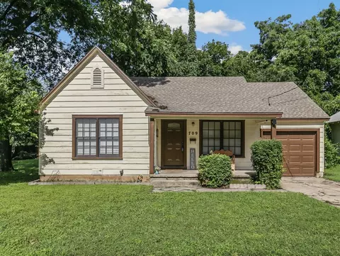 709 N Commerce St, Gainesville, TX 76240