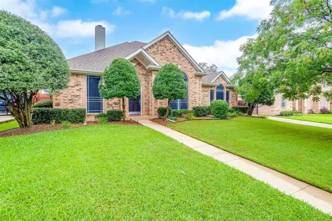 1653 Oak Creek Dr, Hurst, TX 76054