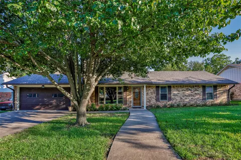 2002 Brentwood St, Gainesville, TX 76240