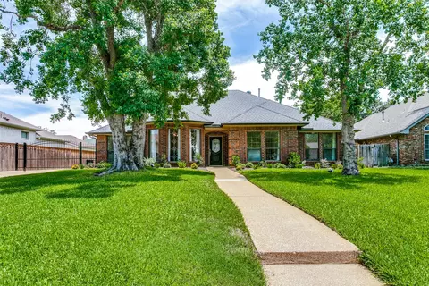 313 Pebblebrook Dr, Grapevine, TX 76051