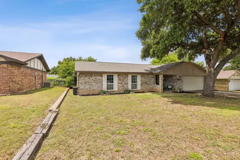 137 Amory Dr, Benbrook, TX 76126