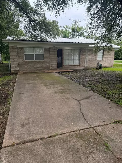 300 W Main St, Cumby, TX 75433