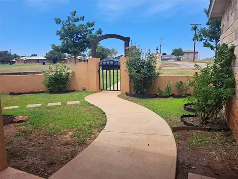 928 Hillside Rd, Sweetwater, TX 79556