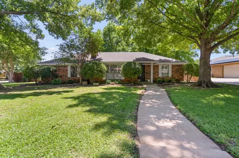 920 Stonelake Dr, Cleburne, TX 76033