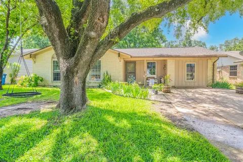 901 Phillips Dr, Ennis, TX 75119