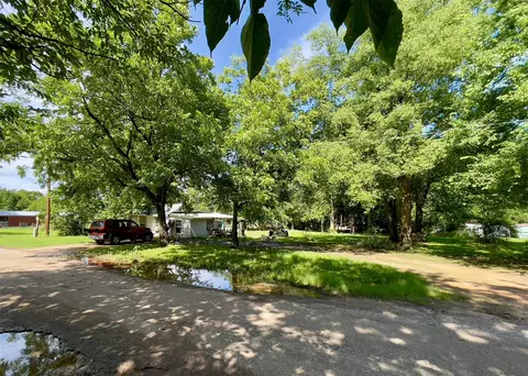 Exterior - 300 Smith St, Como, TX 75431 photo 4 of 7