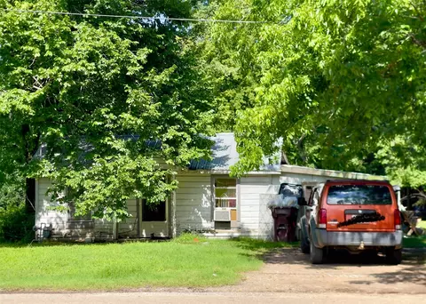 Exterior - 300 Smith St, Como, TX 75431 photo 6 of 7