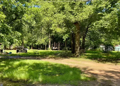 Exterior - 300 Smith St, Como, TX 75431 photo 1 of 7