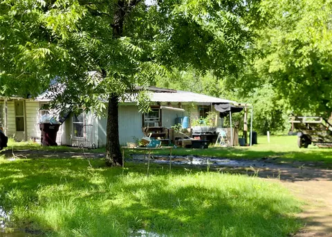 Exterior - 300 Smith St, Como, TX 75431 photo 5 of 7
