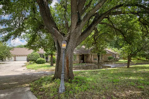 910 Robertson Rd, Grand Prairie, TX 75050