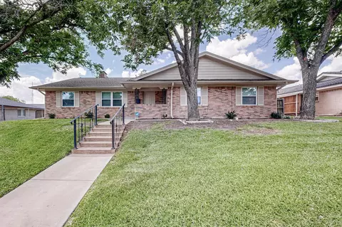 814 Cambridge Pl, Grand Prairie, TX 75051