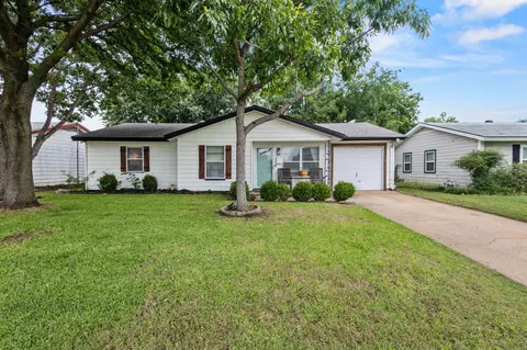 505 Limestone Dr, Euless, TX 76039