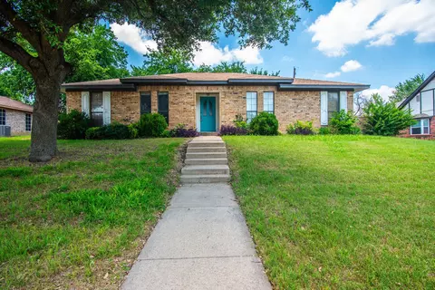 1918 S Arbor Rose Dr, Grand Prairie, TX 75050