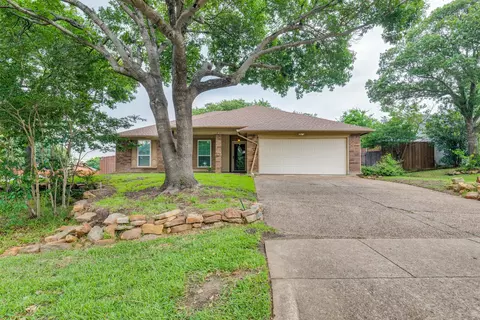 6701 Parkwood Dr, North Richland Hills, TX 76182