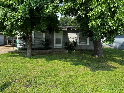 1712 Redwood Dr, Cleburne, TX 76033