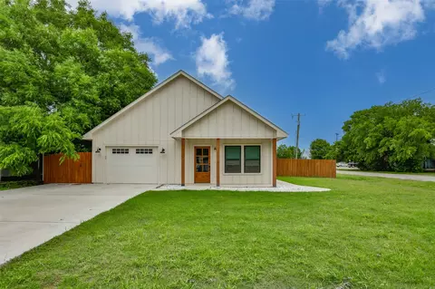 109 W 4th St, Lindsay, TX 76250