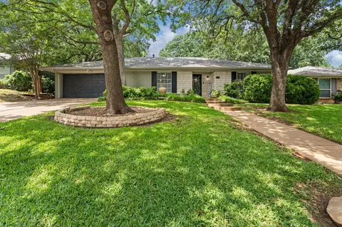 5717 Valley Ridge Ct, Arlington, TX 76017