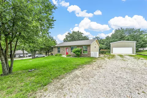 424 Cedarwood St, Azle, TX 76020