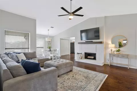 822 Blue Oak Dr, Lewisville, TX 75067