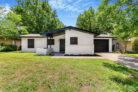 2820 Holiday Dr, Arlington, TX 76010