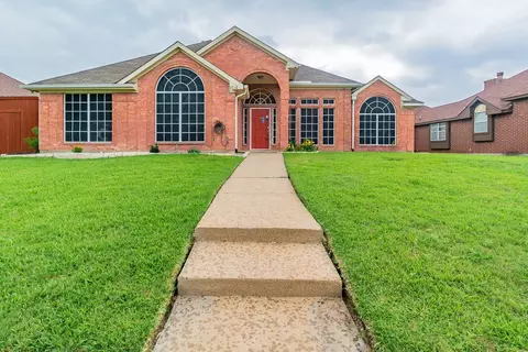 2212 Austin Dr, Mesquite, TX 75181