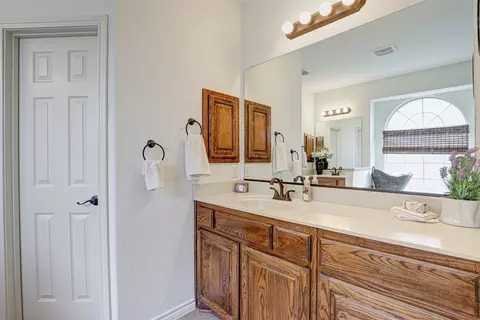 Bath - 11613 Compton Trl, Keller, TX 76244 photo 2 of 4