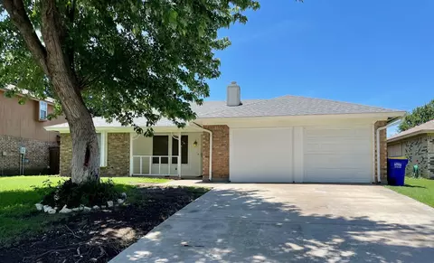 7921 Prairie Dr, Watauga, TX 76148