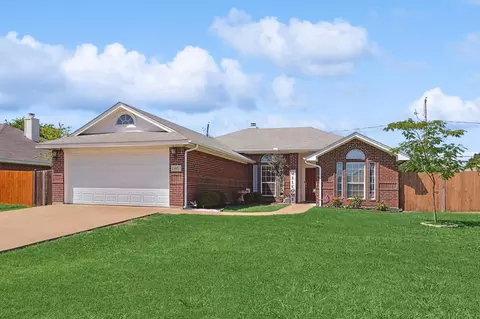 1025 NW Park Meadow Ln, Burleson, TX 76028
