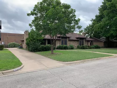 6502 Lago Vista Dr, Benbrook, TX 76132