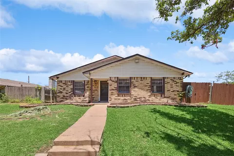 802 Pinehill Ln, Grand Prairie, TX 75052