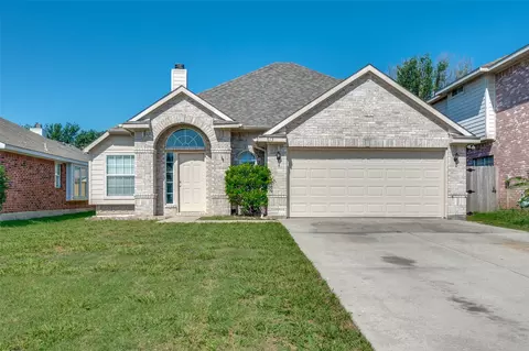 613 Crystal Brook Dr, Saginaw, TX 76179