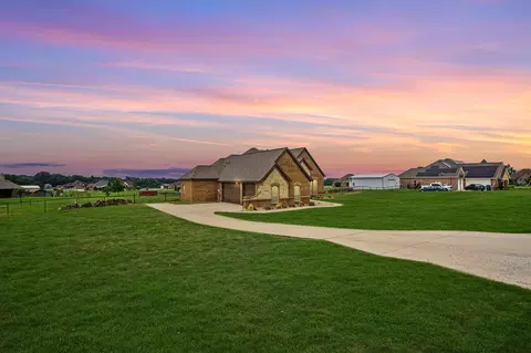 Exterior - 304 Spring View Ct, Springtown, TX 76082 photo 2 of 4