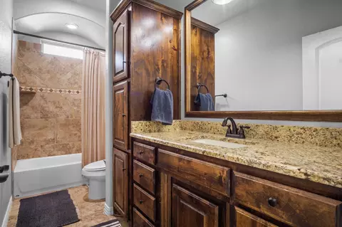 Bath - 304 Spring View Ct, Springtown, TX 76082 photo 4 of 4