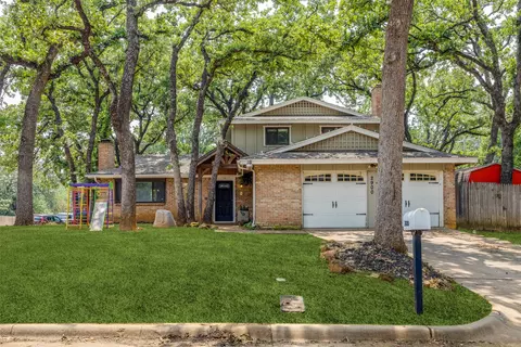 2900 Olympia Dr, Arlington, TX 76013
