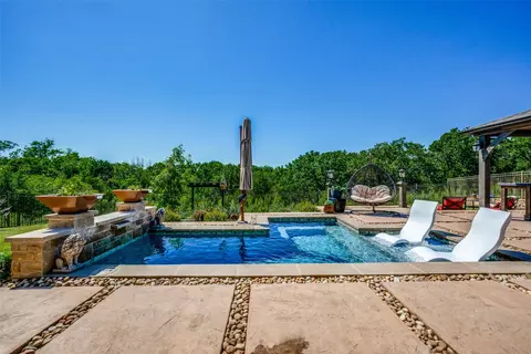 908 Haverford Ln, Lantana, TX 76226