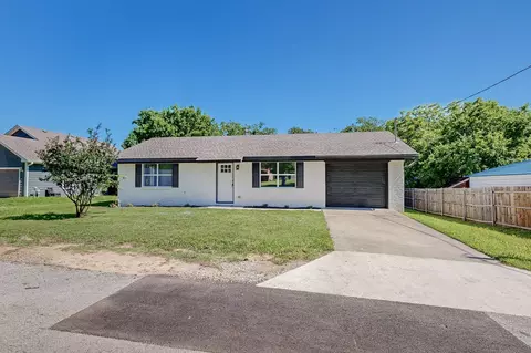 214 Evans St, Pilot Point, TX 76258 photo 2