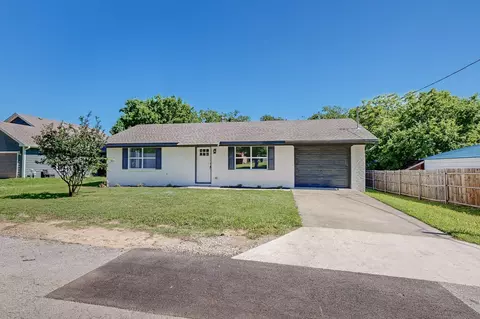214 Evans St, Pilot Point, TX 76258 photo 4