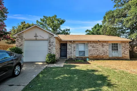 7029 Greenview Cir N, Fort Worth, TX 76120