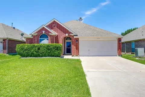7859 Park Falls Ct, Fort Worth, TX 76137