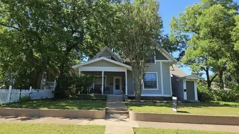 224 W Hull St, Denison, TX 75020