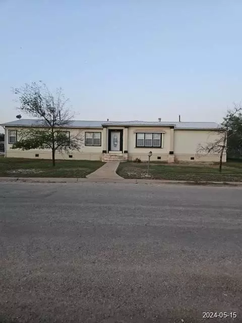 1301 Savell St, Sonora, TX 76950