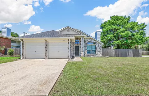 919 W Lynn Creek Dr, Arlington, TX 76001