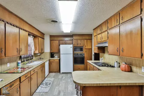 Kitchen - 614 Sandy Ln, Clyde, TX 79510 photo 1 of 3