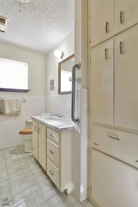 Bath - 614 Sandy Ln, Clyde, TX 79510 photo 1 of 5
