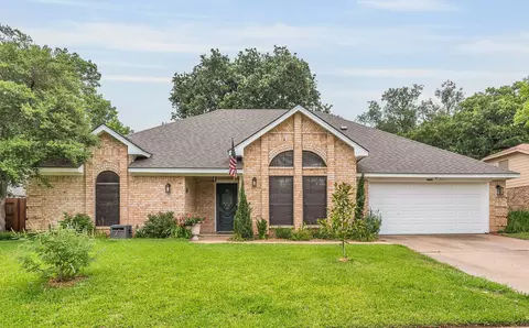 1402 Timber Ridge Dr, Euless, TX 76039