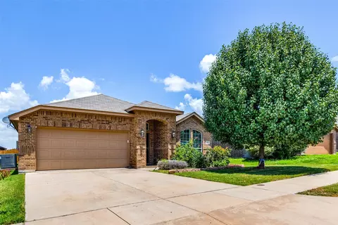 9216 Diane Dr, White Settlement, TX 76108