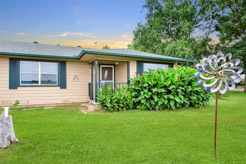 128 N Main St, Sadler, TX 76264
