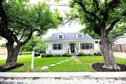 300 N Matthews St, Bowie, TX 76230